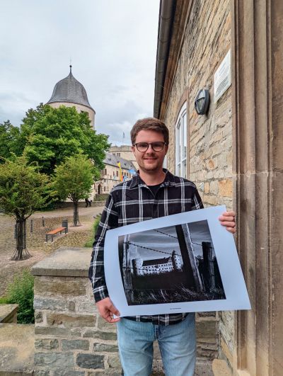 Jan Handelmann zeigt das Gewinnermotiv zum Fotowettbewerb „Die Wewelsburg im Wandel der Jahreszeiten – Winter“ 